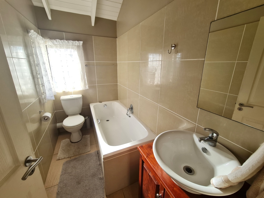 8 Bedroom Property for Sale in Paradise Beach Eastern Cape